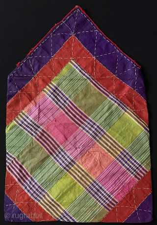 Uzbekistan Handstitched on Silk and Velvet Vanity bags. İt is good condition. #1 - ''30 cm x 39 cm'' x Lenght : 59 cm - #2 - ''18 cm x 21 cm''  ...