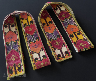 Antique Uzbekistan pair of Lakai Silk Cross Stitched Embroidered Belts. Great condition. Size -''111 cm x 6 cm'' turkmansilver@gmail.com
              