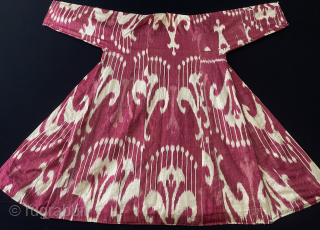 Antique Uzbekistan Fargana Valley Silk women's İkat Chapan & Robe. Linen with floral design roller printed Russian cotton and silk İkat facing. İt has couple small patches from same ikat. İt can  ...