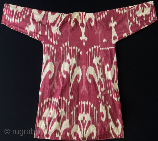 Antique Uzbekistan Fargana Valley Silk women's İkat Chapan & Robe. Linen with floral design roller printed Russian cotton and silk İkat facing. İt has couple small patches from same ikat. İt can  ...