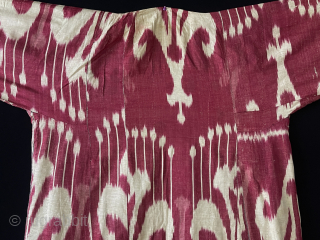 Antique Uzbekistan Fargana Valley Silk women's İkat Chapan & Robe. Linen with floral design roller printed Russian cotton and silk İkat facing. İt has couple small patches from same ikat. İt can  ...