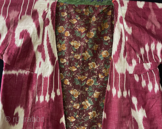 Antique Uzbekistan Fargana Valley Silk women's İkat Chapan & Robe. Linen with floral design roller printed Russian cotton and silk İkat facing. İt has couple small patches from same ikat. İt can  ...