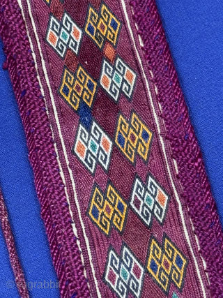 Antique Uzbekistan fine silk embroidered headband. Fine silk embroidery with saturated natural colors from vegetable dyes. Fairly in good condition. Size - 23.5'' x 2'' - ''60 cm x 5 cm'' turkmansilver@gmail.com. 