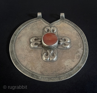 Central-Asian Antique Turkmen - Ersary Tribal Silver Pendant with Carnelian Circa - 1900 Size - ''11 cm x 11 cm'' - Circumference : 37 cm - Weight : 79 gr. Thank you  ...