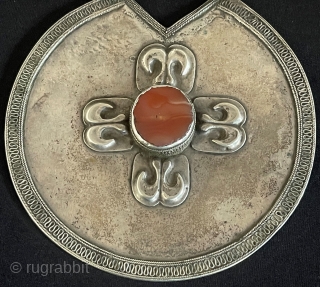 Central-Asian Antique Turkmen - Ersary Tribal Silver Pendant with Carnelian Circa - 1900 Size - ''11 cm x 11 cm'' - Circumference : 37 cm - Weight : 79 gr. Thank you  ...