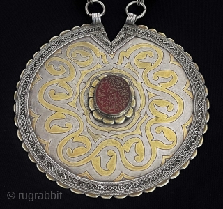 Ethnic Turkmen İslamic Talismanic Traditional Silver Necklace Fire Gilded & Carnelian
A verse of protection is written on the agate stone for good luck. Great Condition  Size - ''13 cm x 13  ...