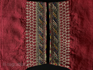 Antique Turkmen - Tekke Tribe fine silk embroidered robe cuffs. Circa - 1920s İt is in great condition. Size - Height : ''24 cm x Upper part : 16 cm x Lower  ...