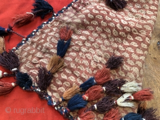 Rare antique Yomud felt asmalyk ca 1900. Original tassels and chat block printed cotton lining.
Colours all seem natural few small moth holes and stains otherwise good condition 
Size is 105 x 75  ...