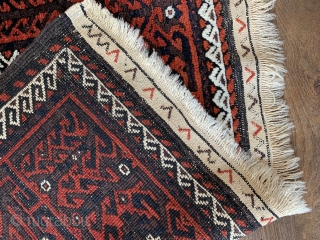 Nice antique Baluch rug with birds fresh in 
Excellent condition with original kelim finishes and selvedges. Good colours needs a surface clean only
Ca 1900 size 188 x 90 cm    