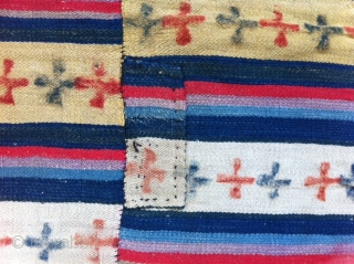 An old woven blanket for Woman from Tibet. Made in Stripes (10 pieces) needled together.
Some repair, you can see on the fotos. At all very good condition and beautiful colores.

Big size 2,15m  ...