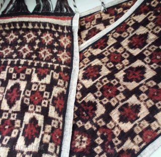Geringsing, the holy cloth from the village tenganang/Bali. Double Ikat. Ceremonialcloth. 20 Jhrd. 1m96cm x 22cm
very good condition               