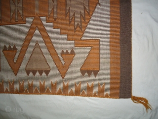 Vintage Navajo raised outline rug.
Excellent condition.
Size 5×2.10 feet.                         