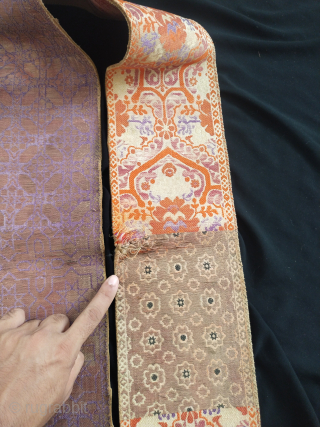 Antique beautiful handwoven Moroccan belt 
For more photos and information kindly contact us direct on our email

Aamirkhanswati023@yahoo.com                