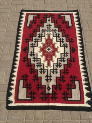 Vintage navajo rug.
Excellent condition.
Size 5.3 x 3.4 feet.                         