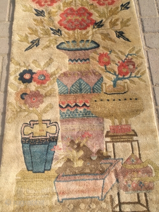 Antique Chinese hanging rug.
Excellent condition.
Size 4 feet by 2.2 feet.                       
