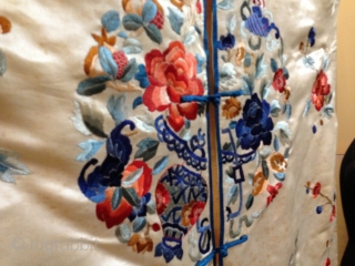 Antique 19th century Chinese embroidery robe.
Condition is good. colours are very nice some where damage but all over its very nice..!

            