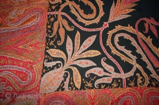 Antique indian kashmir 19th century woven kani shawl.
Very nice colours in perfect condition  with rare black center.               