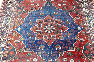 Beautiful bakhtiari rug around 1920's. Size is 320 x 217 cm / 10'8" x 7'2" approx.                 