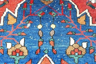 Beautiful bakhtiari rug around 1920's. Size is 320 x 217 cm / 10'8" x 7'2" approx.                 