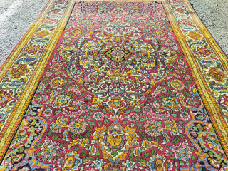 Beautiful Isfahan with great colours in very good condition, size 216 x 140 cm.                   
