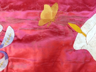 A pair of Far East silk embroidery. Size for one piece 100 X 50 cm.                  