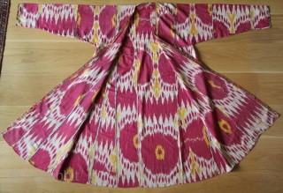 Women’s ikat adras silk dress (khalat), Uzbekistan, late 19th century.
L: 168 cm, W: 122 cm; a few small stains, otherwise in good condition
          