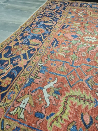 Ntique persian Heriz rug size:280x250 cm good condition need small repair                      