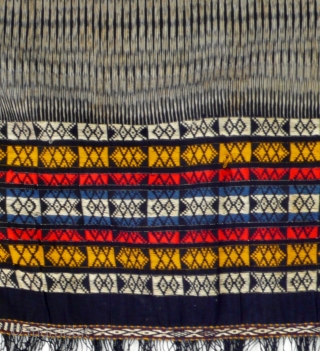 Shawl, ulos, Toba Batak/Sumatra/ Indonesia, before mid 20th century
Handwoven cloth, extremely fine cotton, very refined ikat work, colourfull supplementary weft pattern stripes, thoroughly twined ends, nicely twisted fringes,This type of ulos is  ...