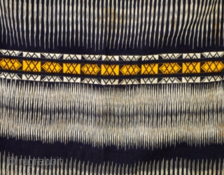 Shawl, ulos, Toba Batak/Sumatra/ Indonesia, before mid 20th century
Handwoven cloth, extremely fine cotton, very refined ikat work, colourfull supplementary weft pattern stripes, thoroughly twined ends, nicely twisted fringes,This type of ulos is  ...