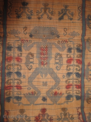 Indonesian textile. Cm 150 x 26.3.                           