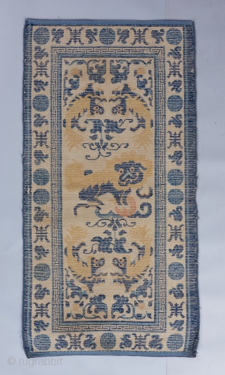 Ningxia rug with foo dogs. Good drawing and color. 4'2" x 2'2". 

Please visit our website for more rare woven art : www.bbolour.com          