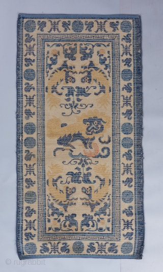 Ningxia rug with foo dogs. Good drawing and color. 4'2" x 2'2". 

Please visit our website for more rare woven art : www.bbolour.com          