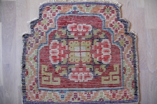 China throne Seat 19th century 54x48cm
Wool on cotton 
Good condition                       