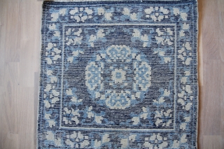 Seat mat China 19th century Wool on Cotton
good condition Sitze: 63x61cm                      