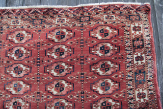 beautiful Tekke Chuval Turkmenistan 19TH Century Very good condition according to age,
with minor restorations. absolute colllector's 
Size: 120x75cm 
Price: 1650€ + Post           