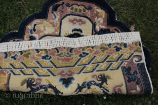 Peking China very good condition 
Size: 75x73cm 
Price: 250€                        