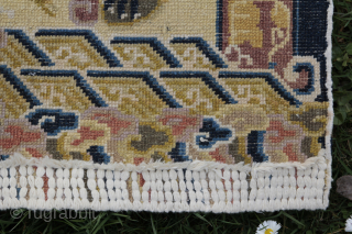 Peking China very good condition 
Size: 75x73cm 
Price: 250€                        