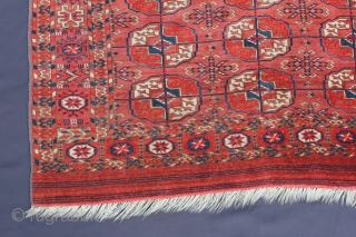 Beautiful Teke antique around 1880
Wool on Wool Naturslcolor, 
Very good condition.
Size: 116x114cm                     