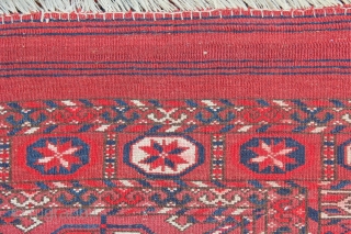 Beautiful Teke antique around 1880
Wool on Wool Naturslcolor, 
Very good condition.
Size: 116x114cm                     