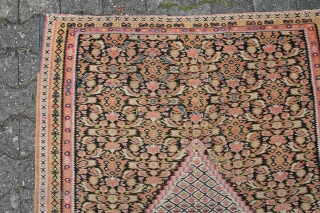 Senneh Kelim Persian circa 1880 antique with signs of age and wear
Sitze: 188 x 179 cm                 