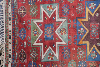 Star Kasak Caucasus Second halfof the19th centory Wool on Wool beautiful naturalcolor
small restored area, all around original, Very good condition considering its age.
Size:228x150cm          