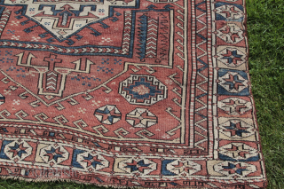 Bergama Vestern Anatolia End of 19th Century woll on wool Natural color Good condition for ist age
Size: 205X180 cm 
Price: 390 €           
