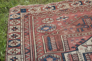 Bergama Vestern Anatolia End of 19th Century woll on wool Natural color Good condition for ist age
Size: 205X180 cm 
Price: 390 €           