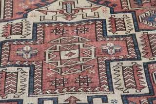 Bergama Vestern Anatolia End of 19th Century woll on wool Natural color Good condition for ist age
Size: 205X180 cm 
Price: 390 €           