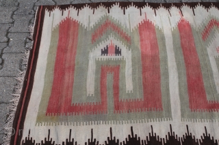 Karapinar Kelim around 1920
wool on wool good condition
Size: 232 x 120 cm                     