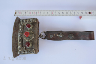 Antique Tibetian Leather Flint Case and Fire Striker. 18th - 19th Century. Beautiful and primitive. size is in centimeter, please look at the fotos.         