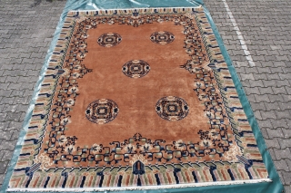 "Manchester" Peking northeast china of about 1930, high quality Manchester wool, this magnificant carpet in first class quality is convincing by very decorate design and expressiveness of colours. on the foto you  ...