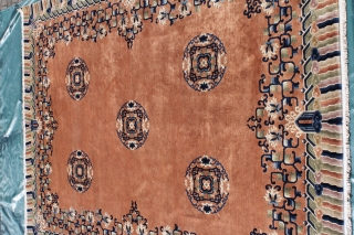 "Manchester" Peking northeast china of about 1930, high quality Manchester wool, this magnificant carpet in first class quality is convincing by very decorate design and expressiveness of colours. on the foto you  ...
