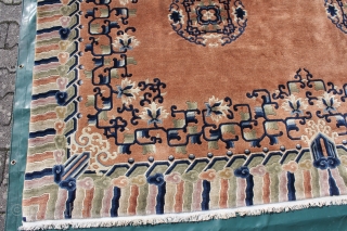 "Manchester" Peking northeast china of about 1930, high quality Manchester wool, this magnificant carpet in first class quality is convincing by very decorate design and expressiveness of colours. on the foto you  ...