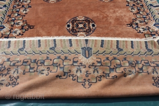 "Manchester" Peking northeast china of about 1930, high quality Manchester wool, this magnificant carpet in first class quality is convincing by very decorate design and expressiveness of colours. on the foto you  ...